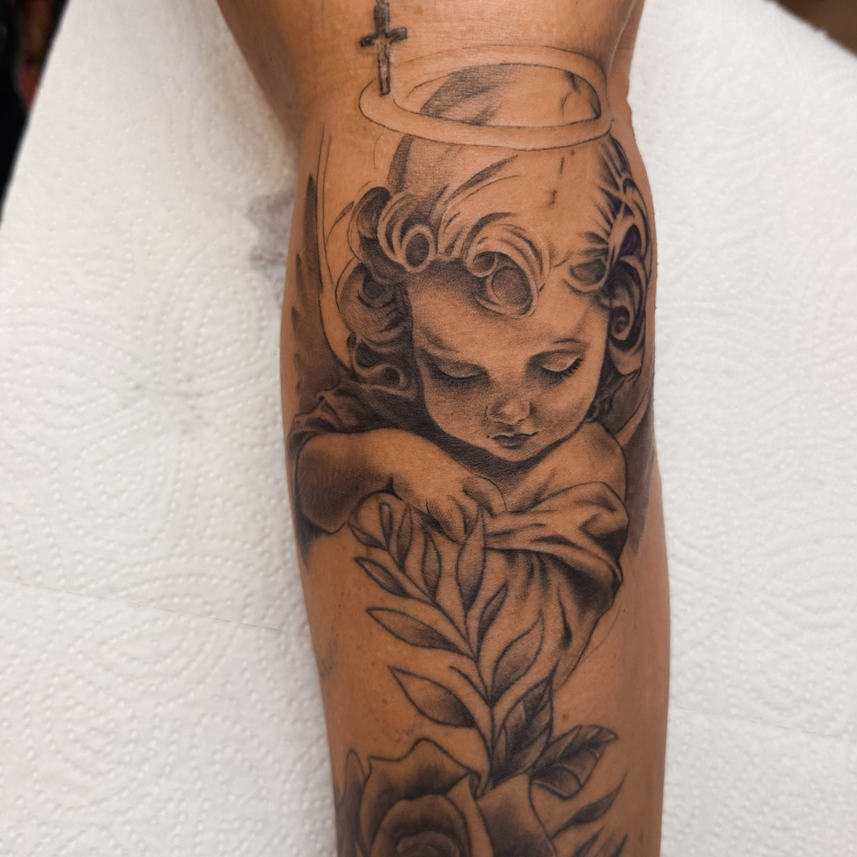Engel Filler im Black & Gray Style auf Unterarm von Annyschka in 47198