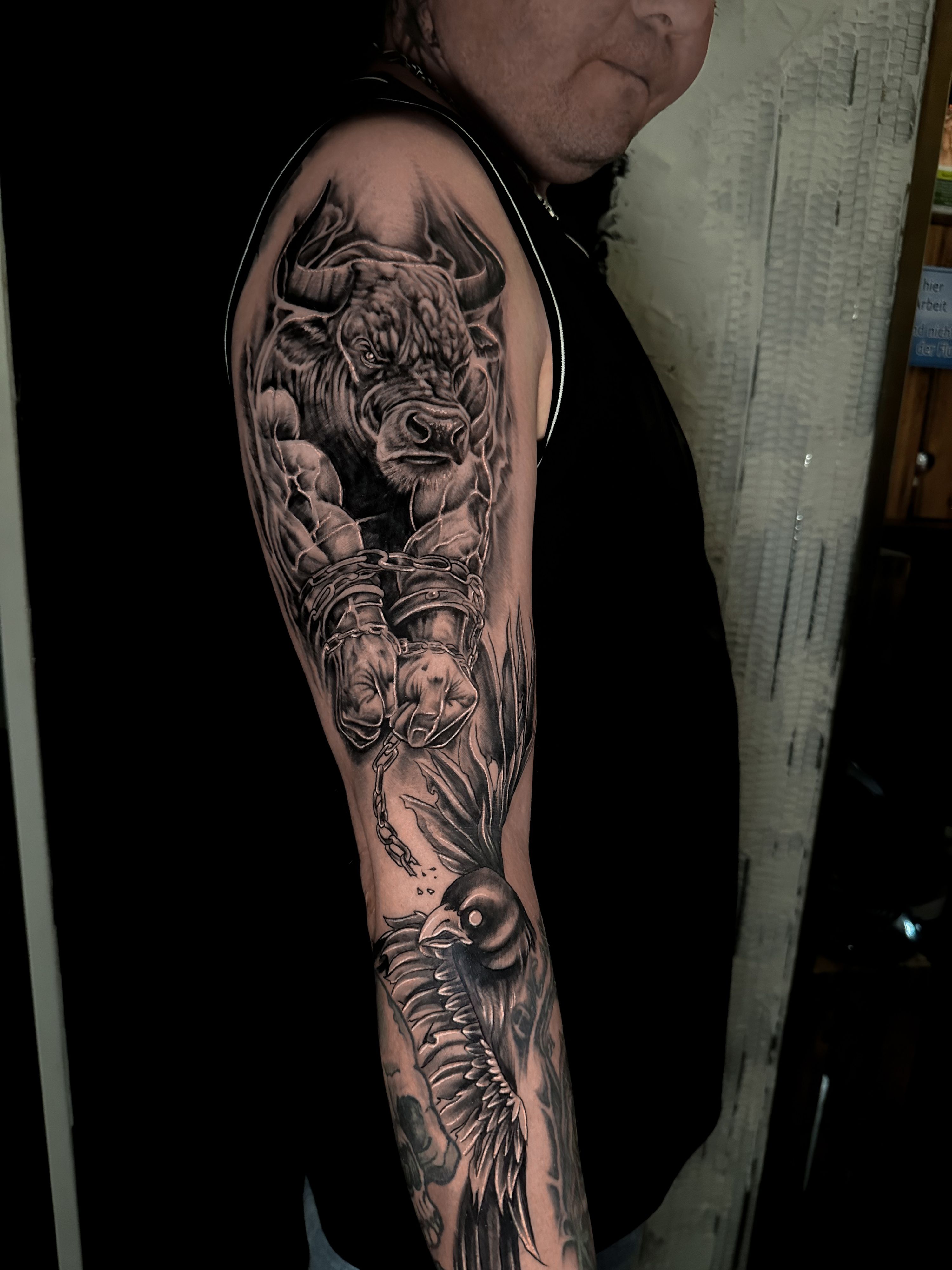 Realistik mix Freehand Rabe mit Stier im Black & Gray Style auf Unterarm von Annyschka in 47198