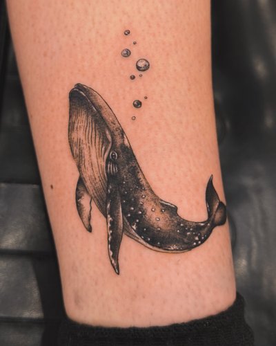 Small Tattoo Wal maritim im Black & Gray Style auf Knöchel von Annyschka in 47198