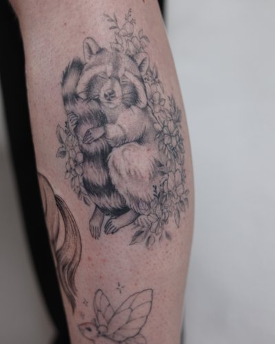 Waschbär Tattoo im Black & Gray Style auf Wade von Bluebird in Hamburg