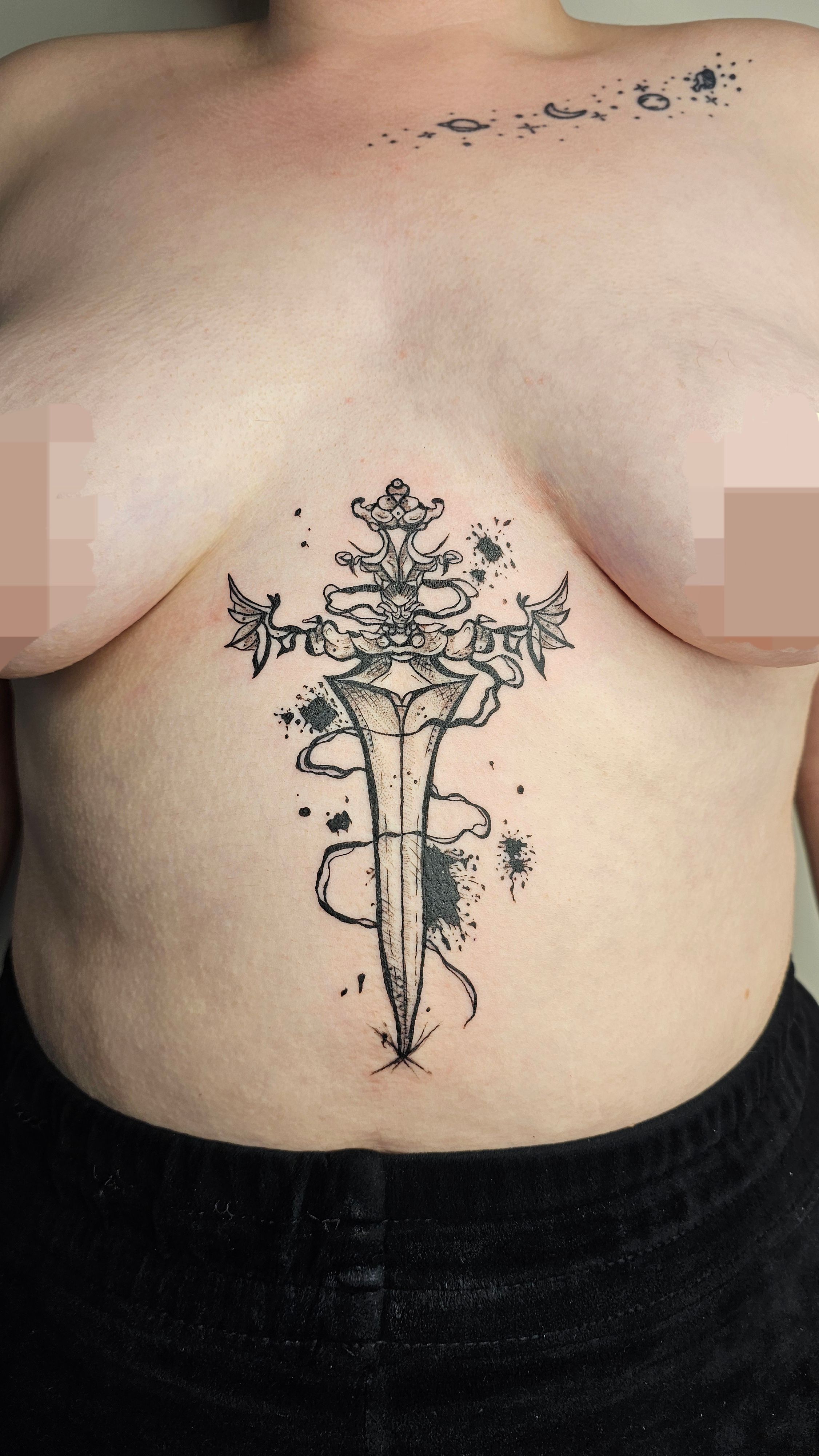 Dolch Underboob im Abstract Style auf Bauch von Nat.inks in Hamburg