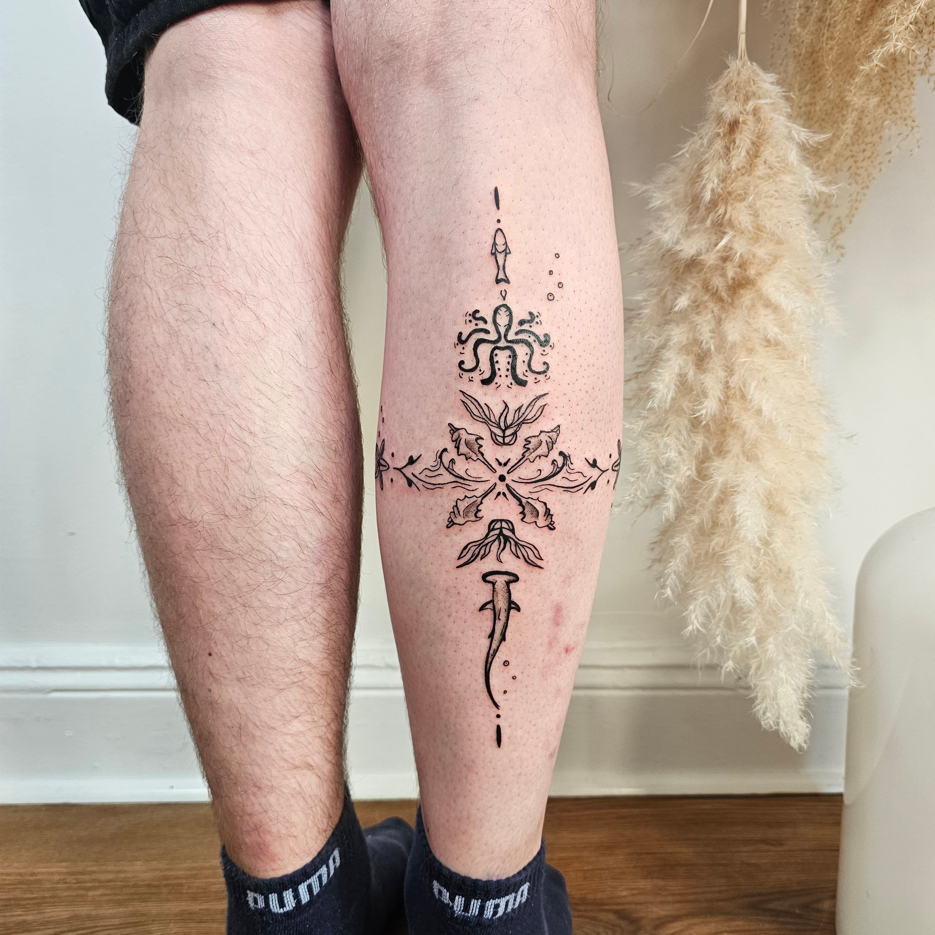 Mandala mit Meerestieren im Abstract Style auf Wade von Nat.inks in Hamburg