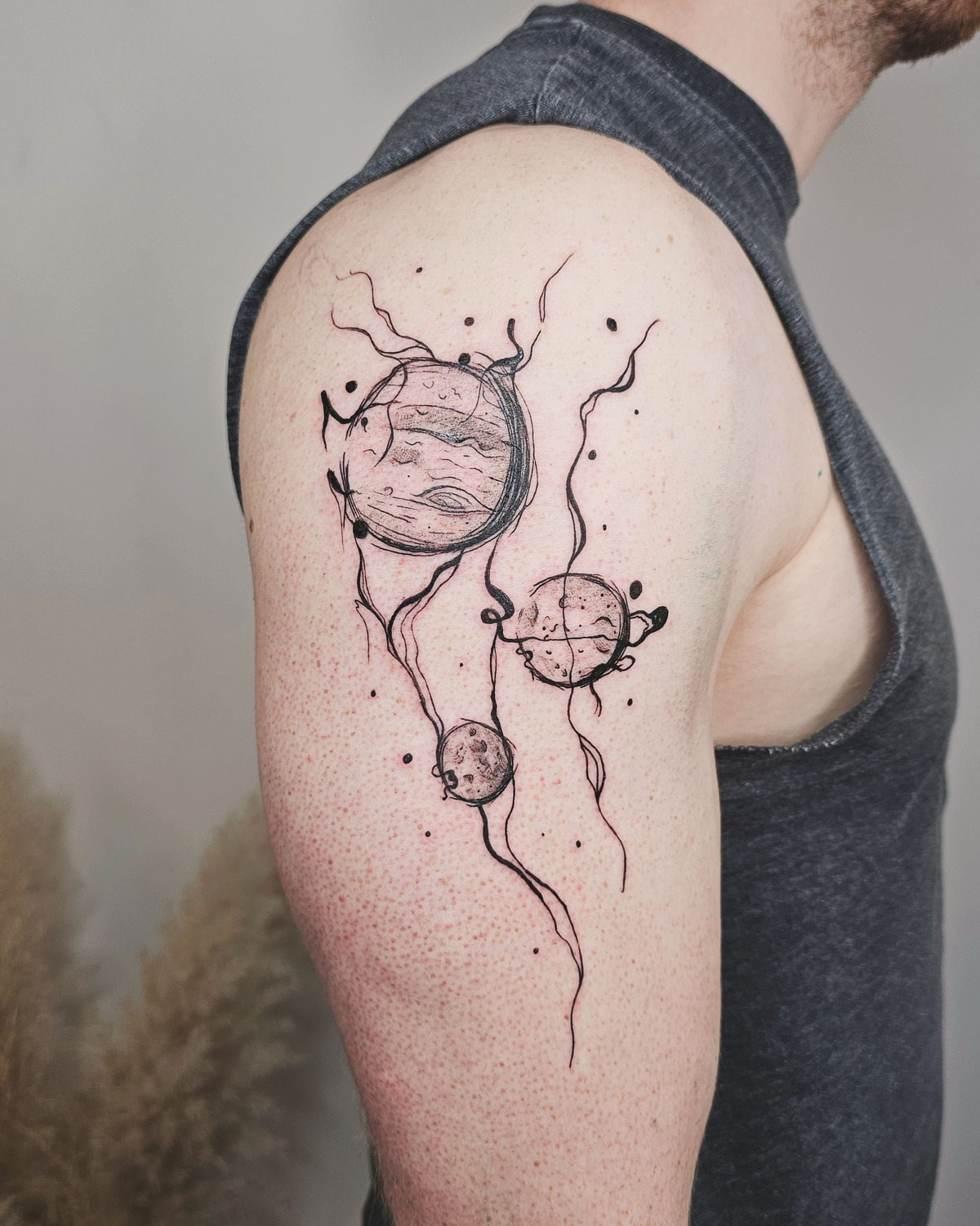 Planeten Oberarm in Abstract style on Upper Arm by Nat.inks Hamburg