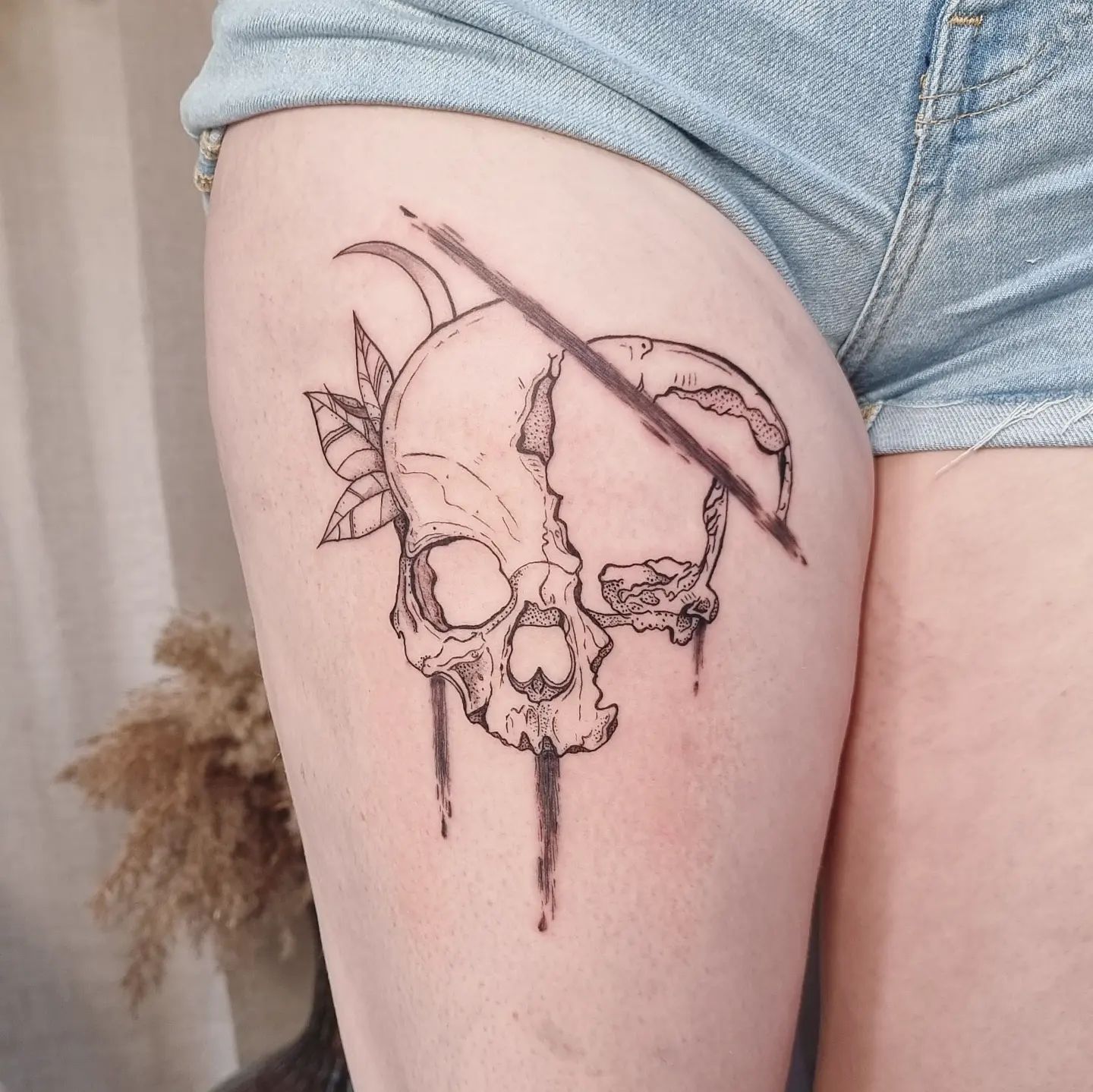 Totenkopf Oberschenkel im Abstract Style auf von Nat.inks in Hamburg