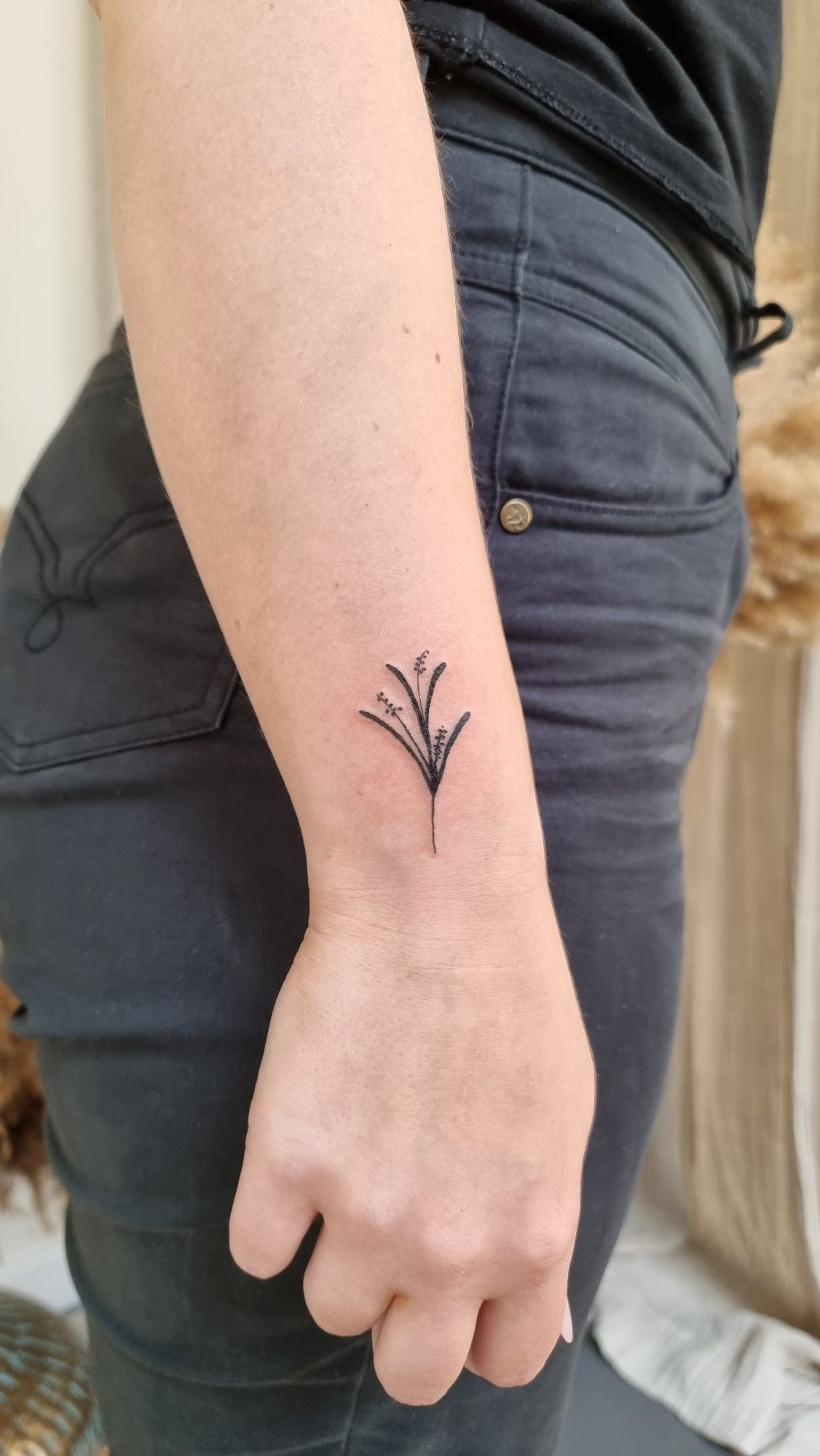 Blume im Fineline Style auf Unterarm von Nat.inks in Hamburg