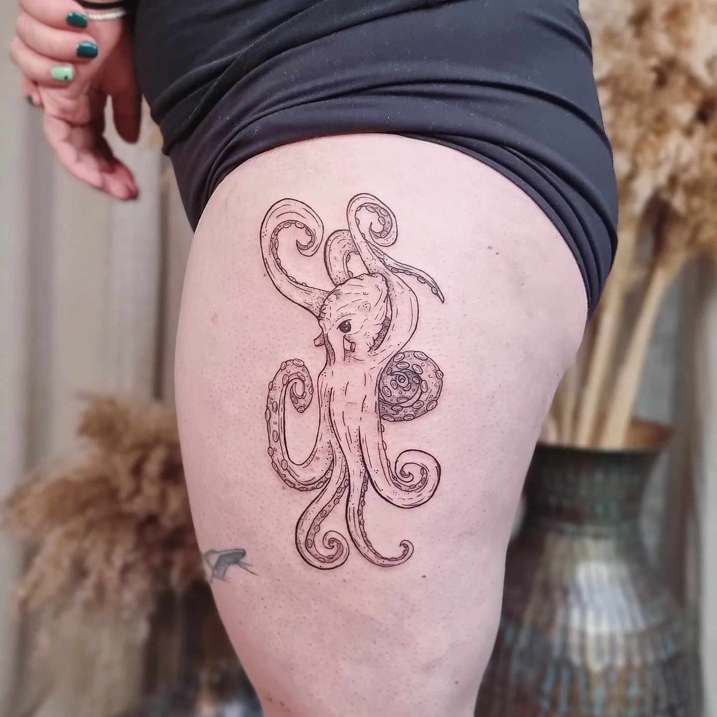 Krake im Fineline Style auf Oberschenkel von Nat.inks in Hamburg