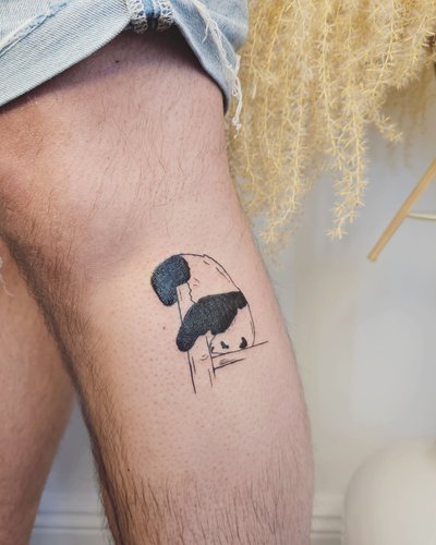 Panda im Fineline Style auf Wade von Atelier Thrí in Hamburg