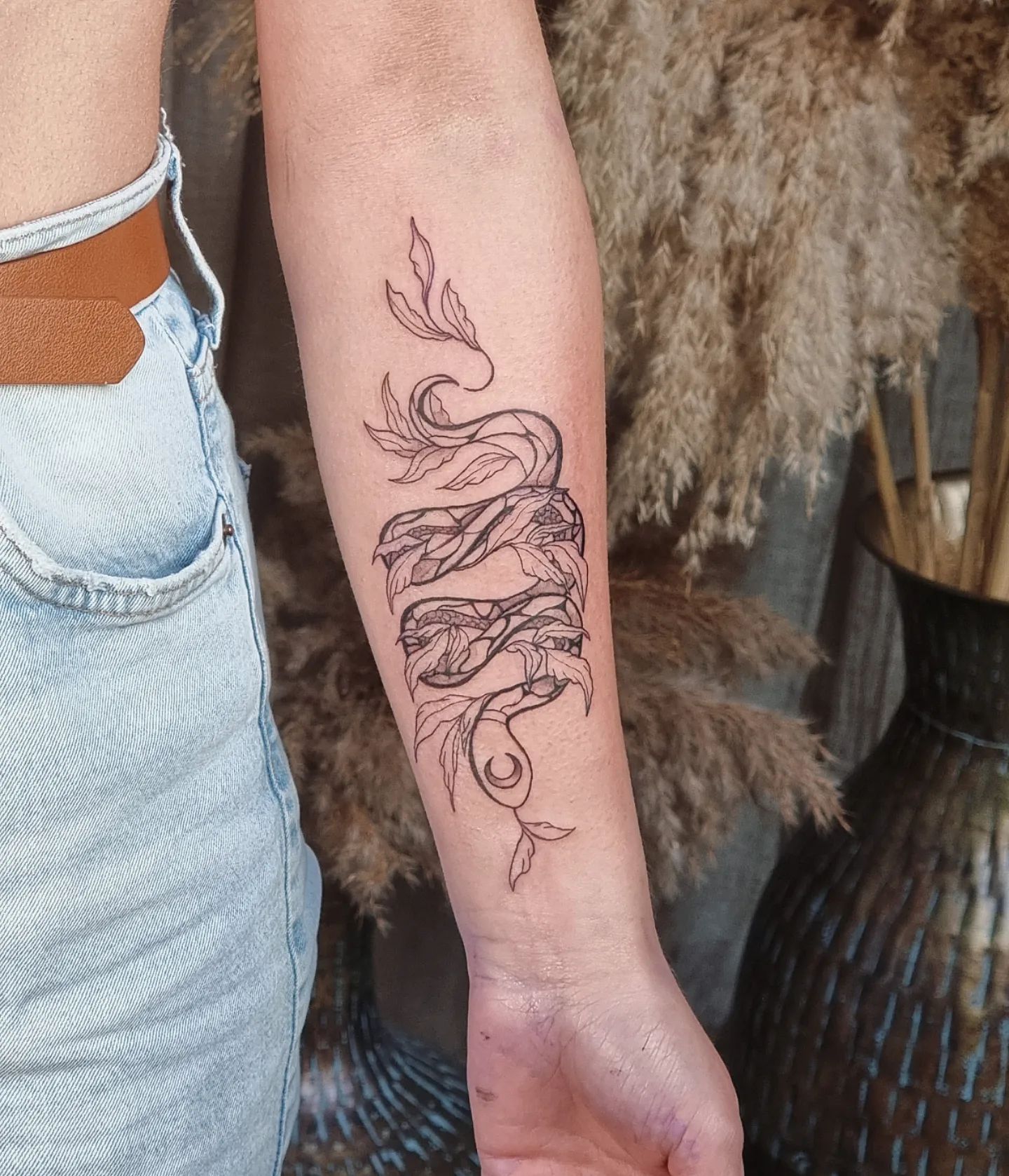 Schlange mit Pflanzen im Fineline Style auf Unterarm von Nat.inks in Hamburg