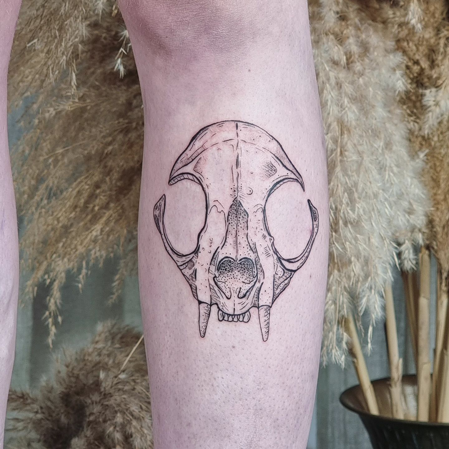 Totenkopf Katze im Line Work Style auf Wade von Nat.inks in Hamburg