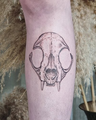 Totenkopf Katze im Line Work Style auf Wade von Atelier Thrí in Hamburg