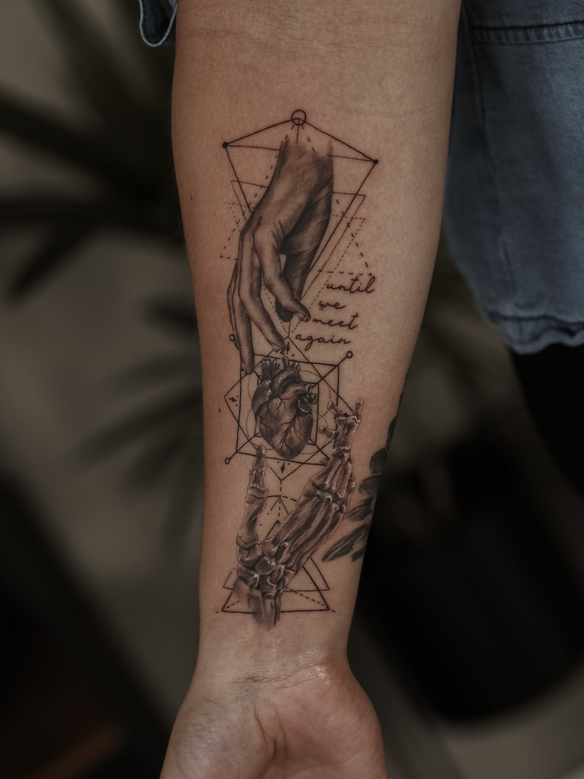 Geometric Realism im Black & Gray Style auf Unterarm von Julian Sell in 39108