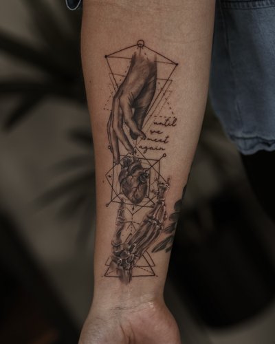 Geometric Realism im Black & Gray Style auf Unterarm von Inc. Tattoo Studio in 39108