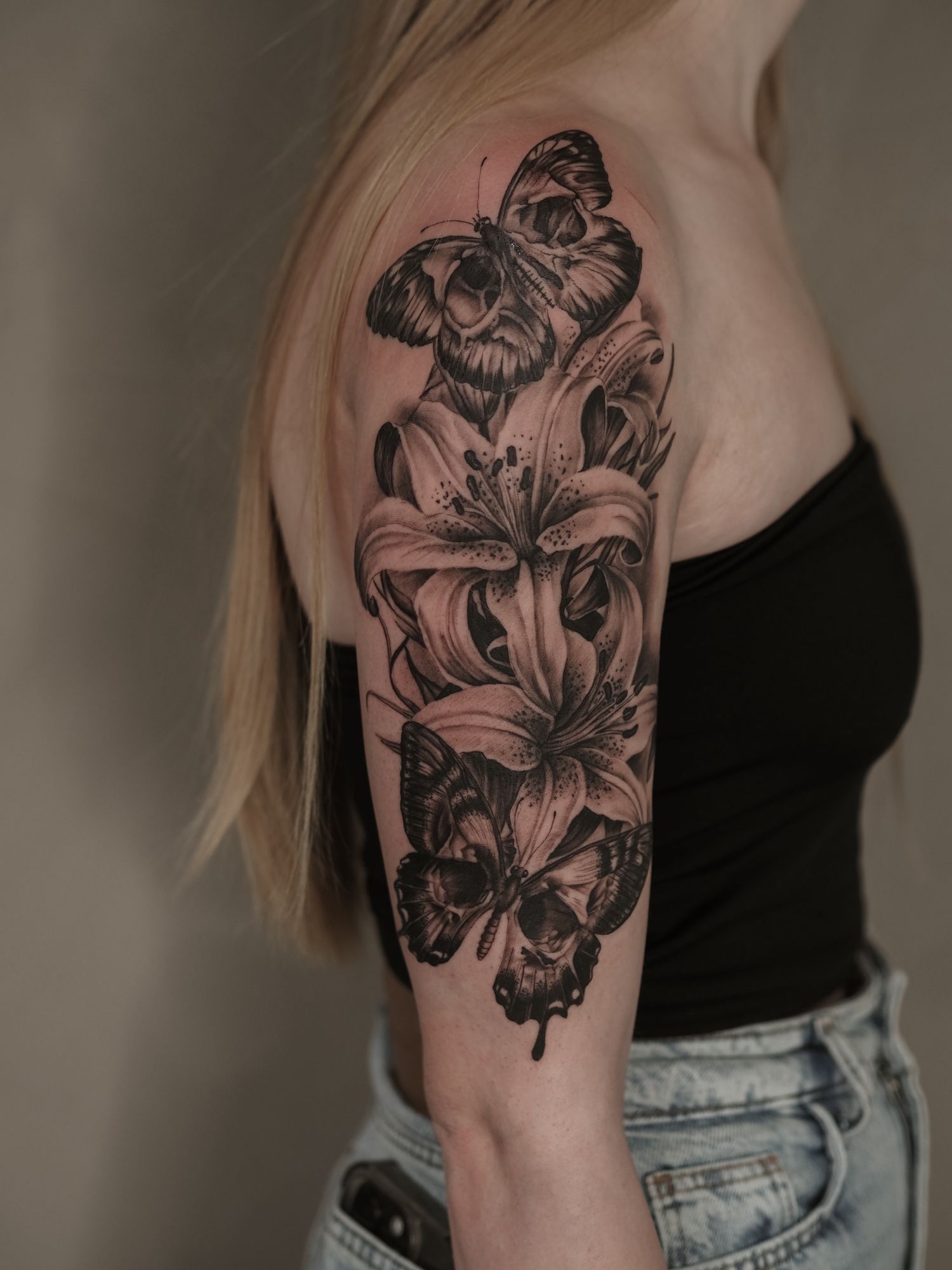 Lilien & Schmetterlinge in Black Gray style on Upper Arm by Julian Sell 39108