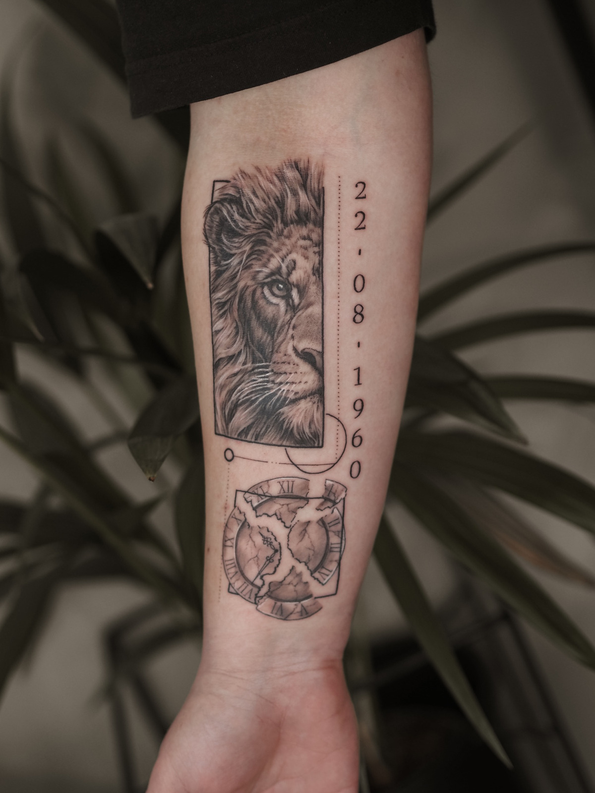 Löwen Geometric Realism im Black & Gray Style auf Unterarm von Julian Sell in 39108