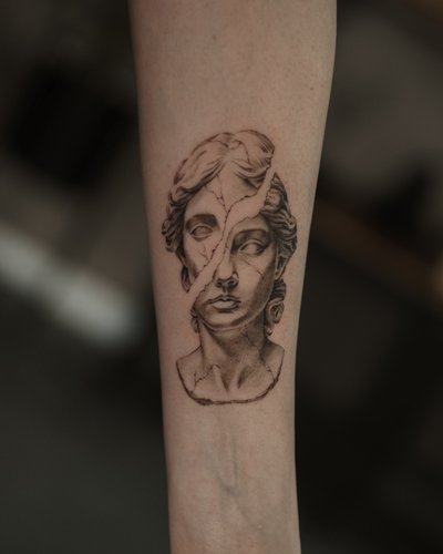 Women Sculpture im Microrealistic Style auf Unterarm von Inc. Tattoo Studio in 39108