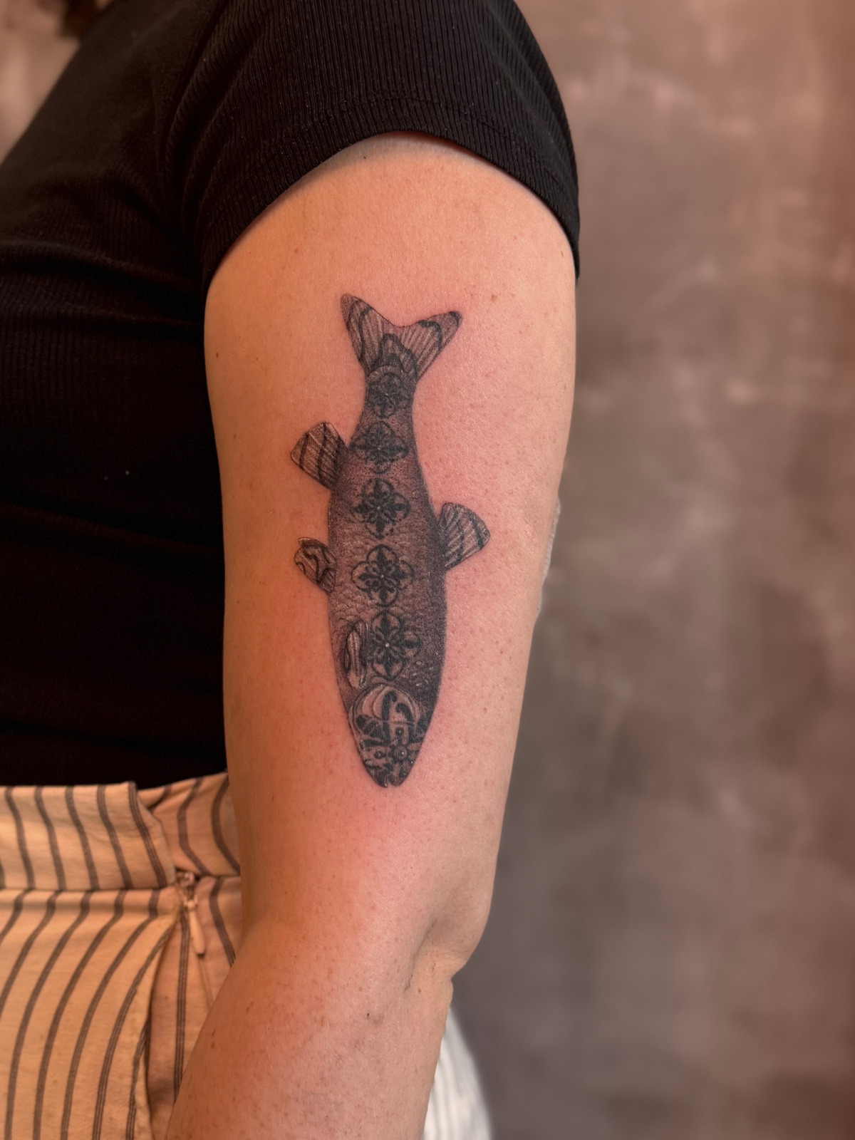 Ornament Fisch (Oberam) im Microrealistic Style auf Oberarm von JANINK in 79098