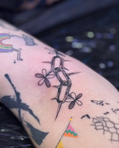 Stacheldrahtblume in Microrealistic style on Forearm by Cube Studio 79098