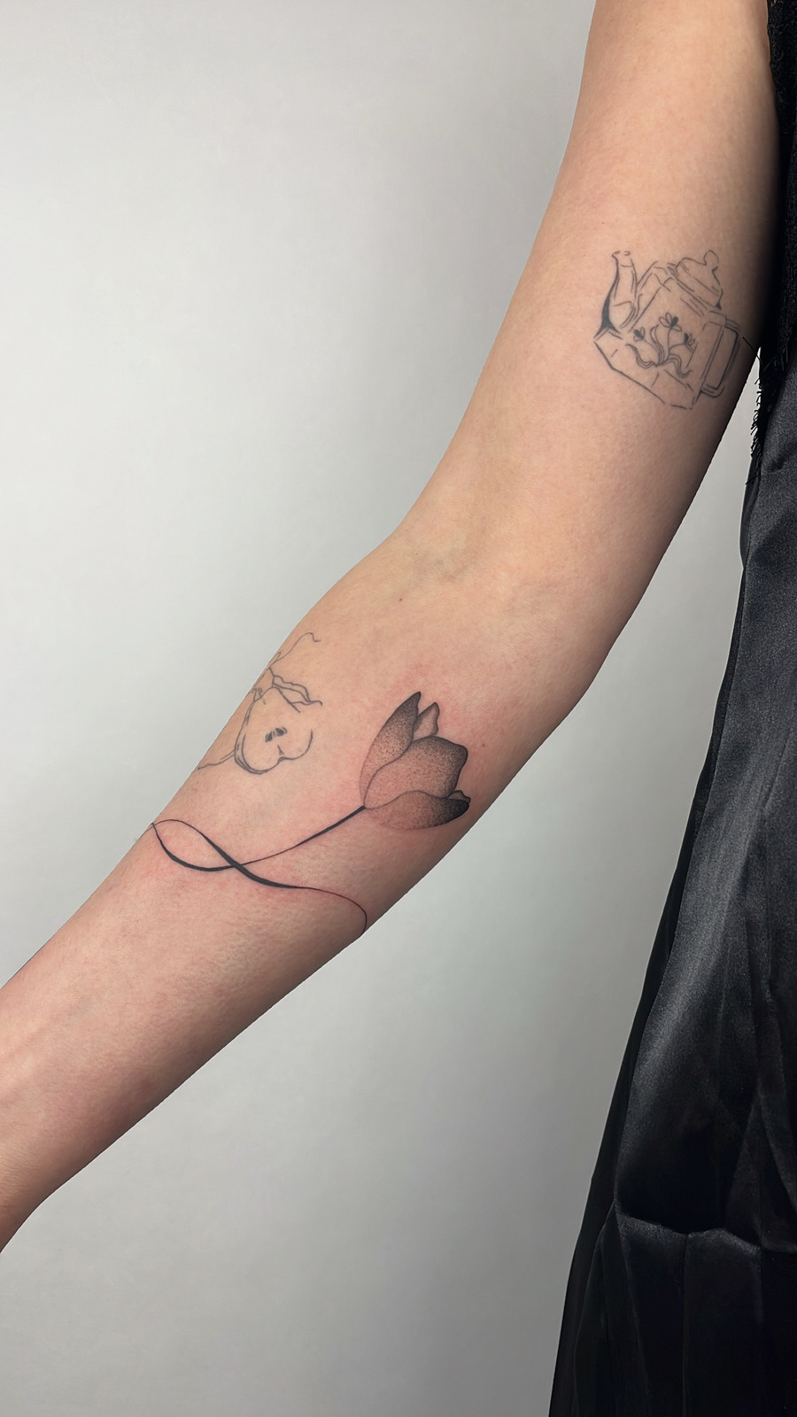 Tulpe im Line Work Style auf Unterarm von Julssketch in Bremen