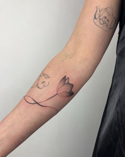 Tulpe im Line Work Style auf Unterarm von Julssketch in Bremen