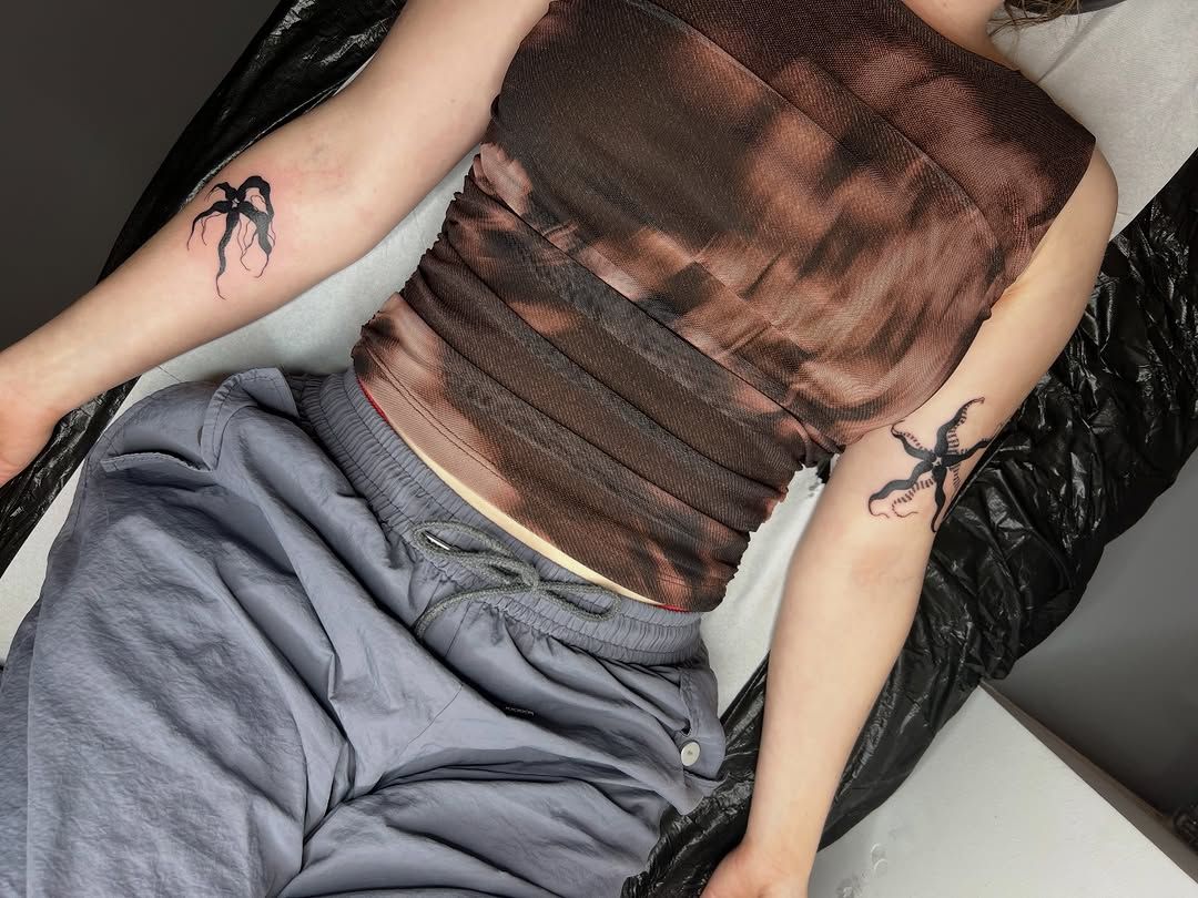 Abstrakte Blackwork Arm-Tattoos im Style auf Unterarm von offstudio_leipzig in Leipzig