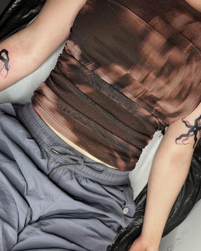 Abstrakte Blackwork Arm-Tattoos im Style auf Unterarm von offstudio_leipzig in Leipzig