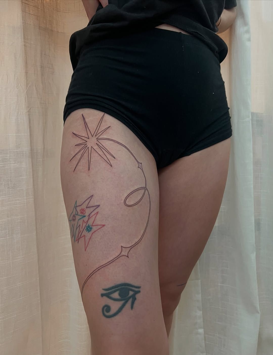 Abstraktes Oberschenkel-Tattoo im Fineline Style auf Oberschenkel von offstudio_leipzig in Leipzig