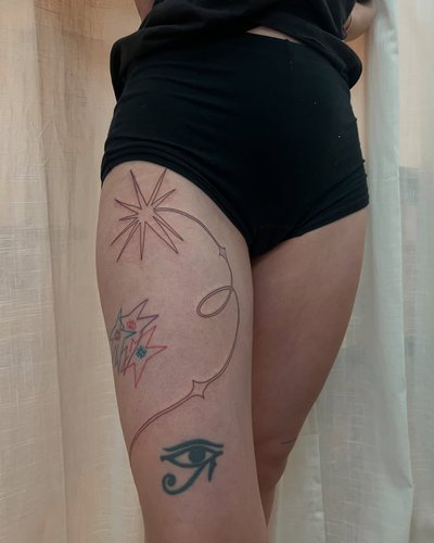 Abstraktes Oberschenkel-Tattoo im Fineline Style auf Oberschenkel von offstudio_leipzig in Leipzig