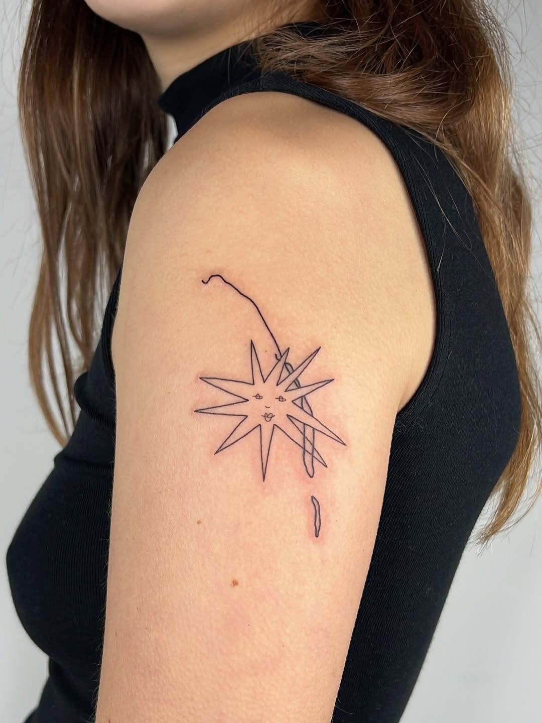 Abstraktes Stern-Tattoo Oberarm im Fineline Style auf von offstudio_leipzig in Leipzig