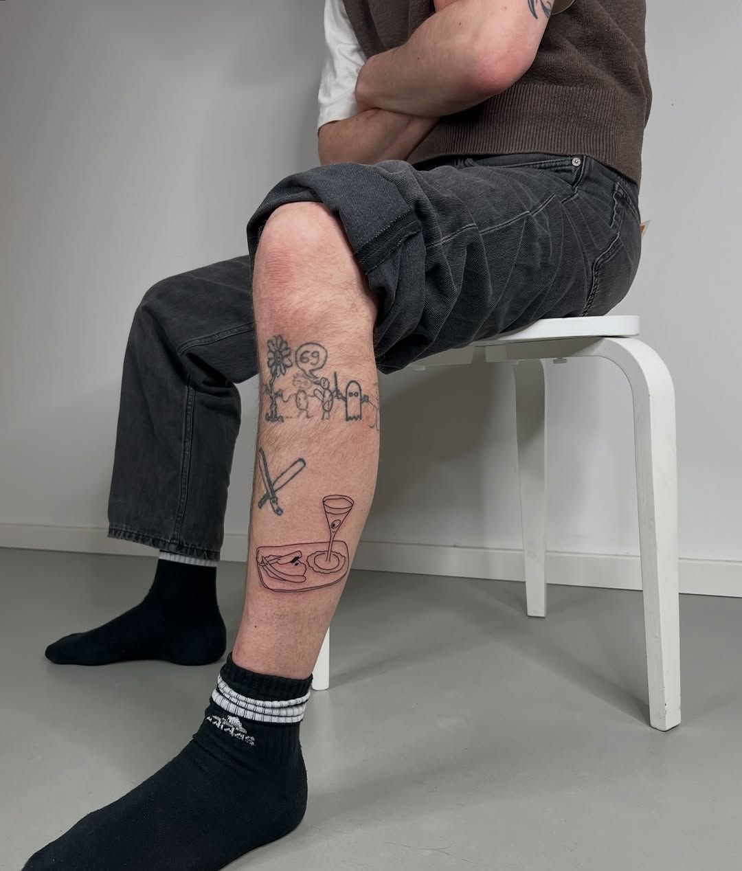 Illustrative Schienbein-Tattoos im Fineline Style auf Schienbein von offstudio_leipzig in Leipzig