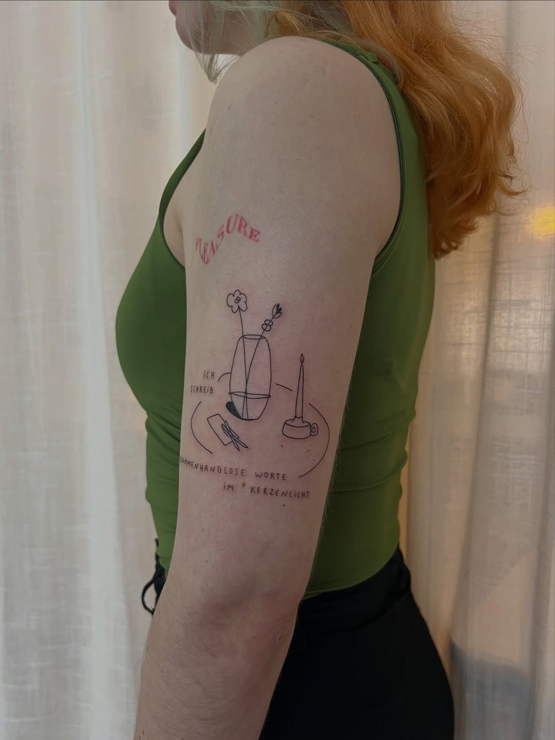 Illustratives Oberarm-Tattoo im Fineline Style auf Oberarm von offstudio_leipzig in Leipzig