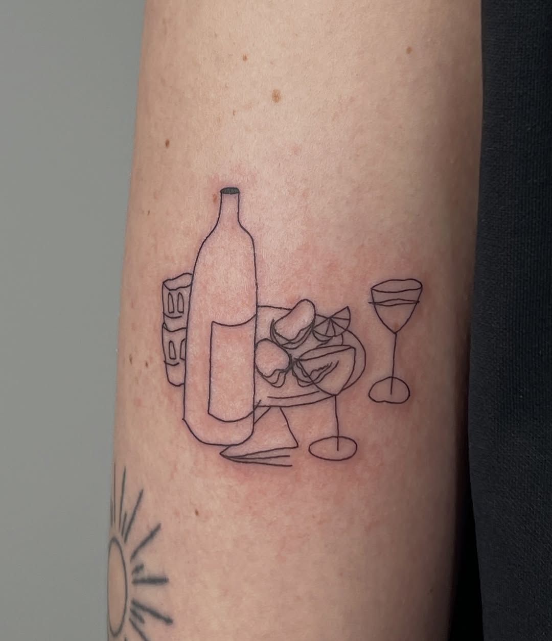 Stillleben Oberarm-Tattoo im Fineline Style auf Oberarm von offstudio_leipzig in Leipzig