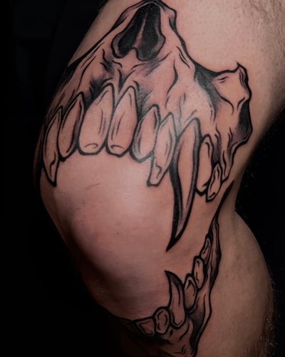 Mein Tattoo zeigt einen Raubtierschädel im Blackwork- und Dark-Art-Stil. Die langen… von ira__aria