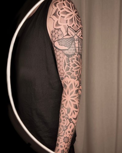 Mandala Pattern Sleeve im Dotwork Style auf Unterarm von Patte in 48727