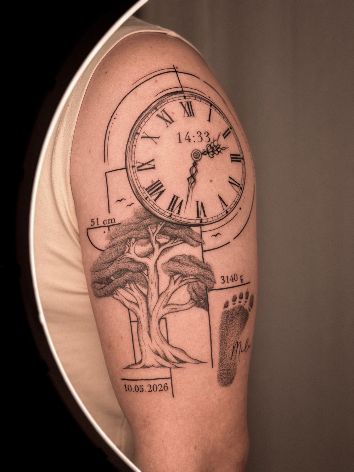 Concept Design zur Geburt mit Baum und Fußabdruck sowie Letterings Uhr im Fineline Style von Patte in 48727