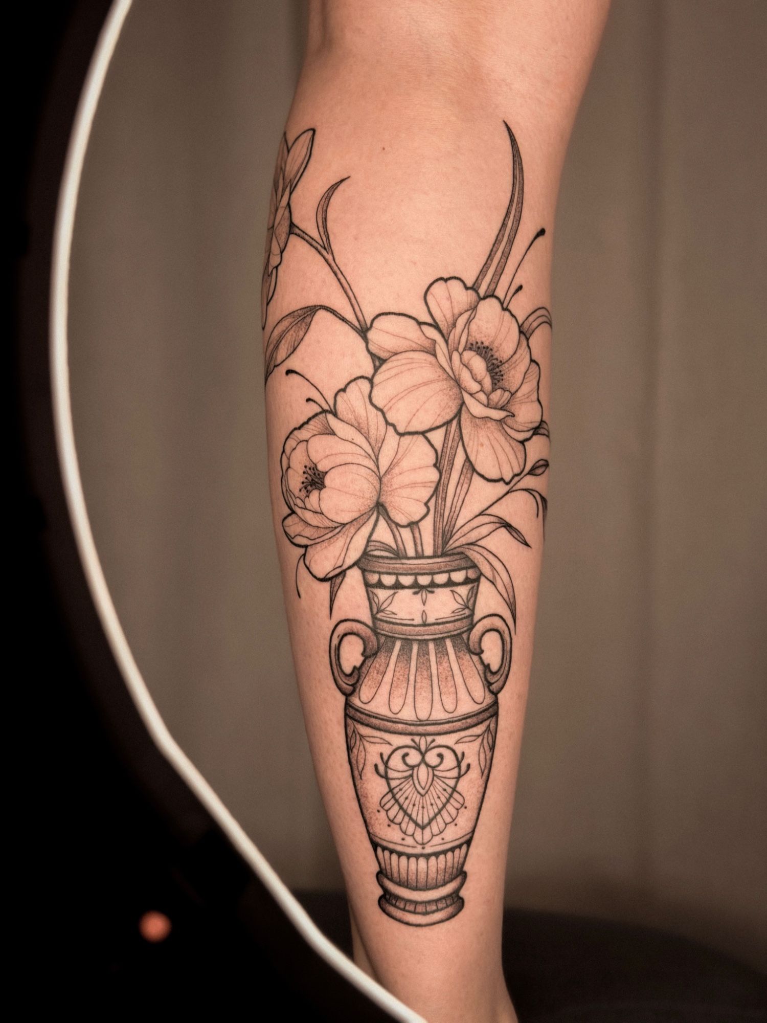 Vase mit Ornamenten und Pfingstrosen im Botanical, Floral Style auf Wade von Patte in 48727
