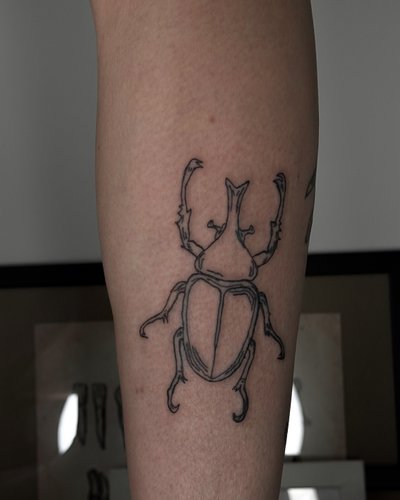Hirschkäfer im Abstract Style auf Bein von Heartbreaker Tattoo in Hamburg