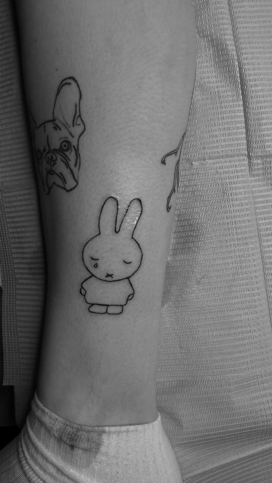 Cry Miffy im Ignorant Style auf Bein von Heartbreaker Tattoo in Hamburg