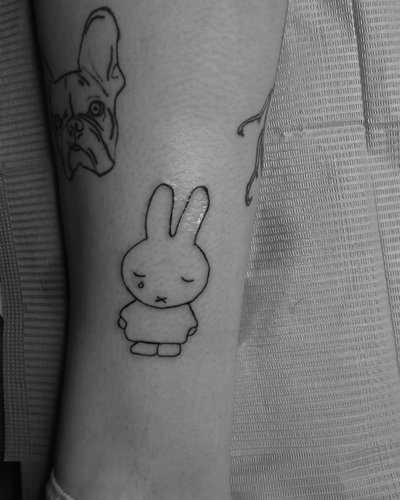 Cry Miffy im Ignorant Style auf Bein von Heartbreaker Tattoo in Hamburg