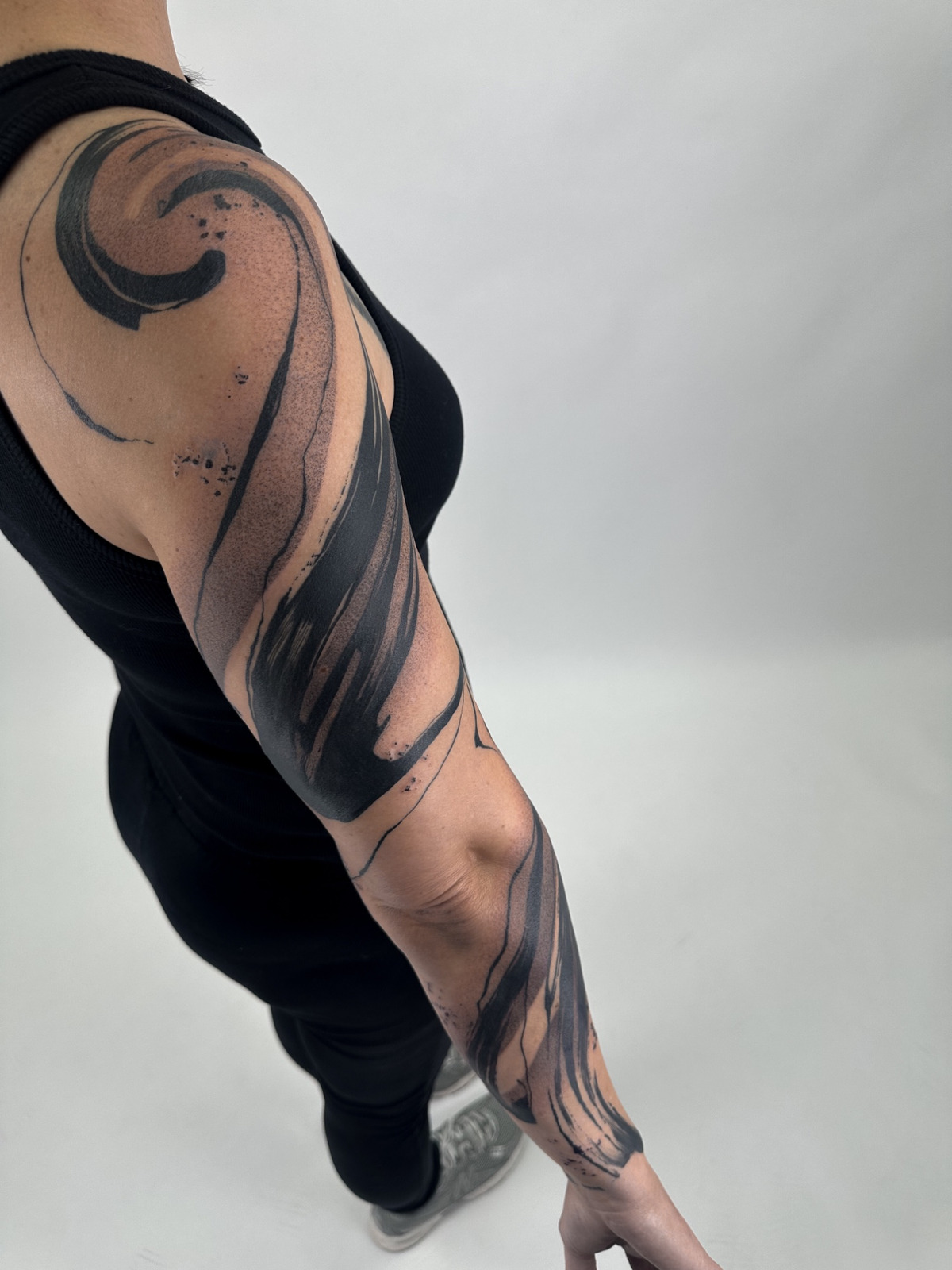 Freehand Brushstroke im Blackwork Style auf Unterarm von Rattunde Art in 29699