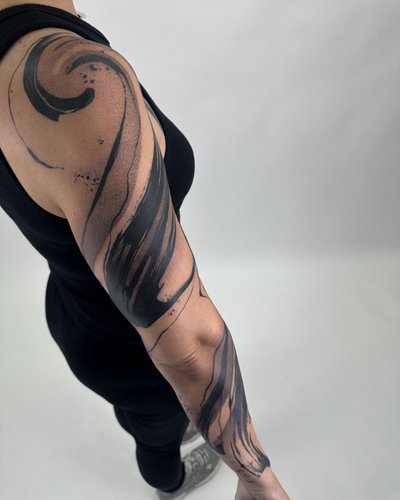Freehand Brushstroke im Blackwork Style auf Unterarm von Rattunde Art in 29699