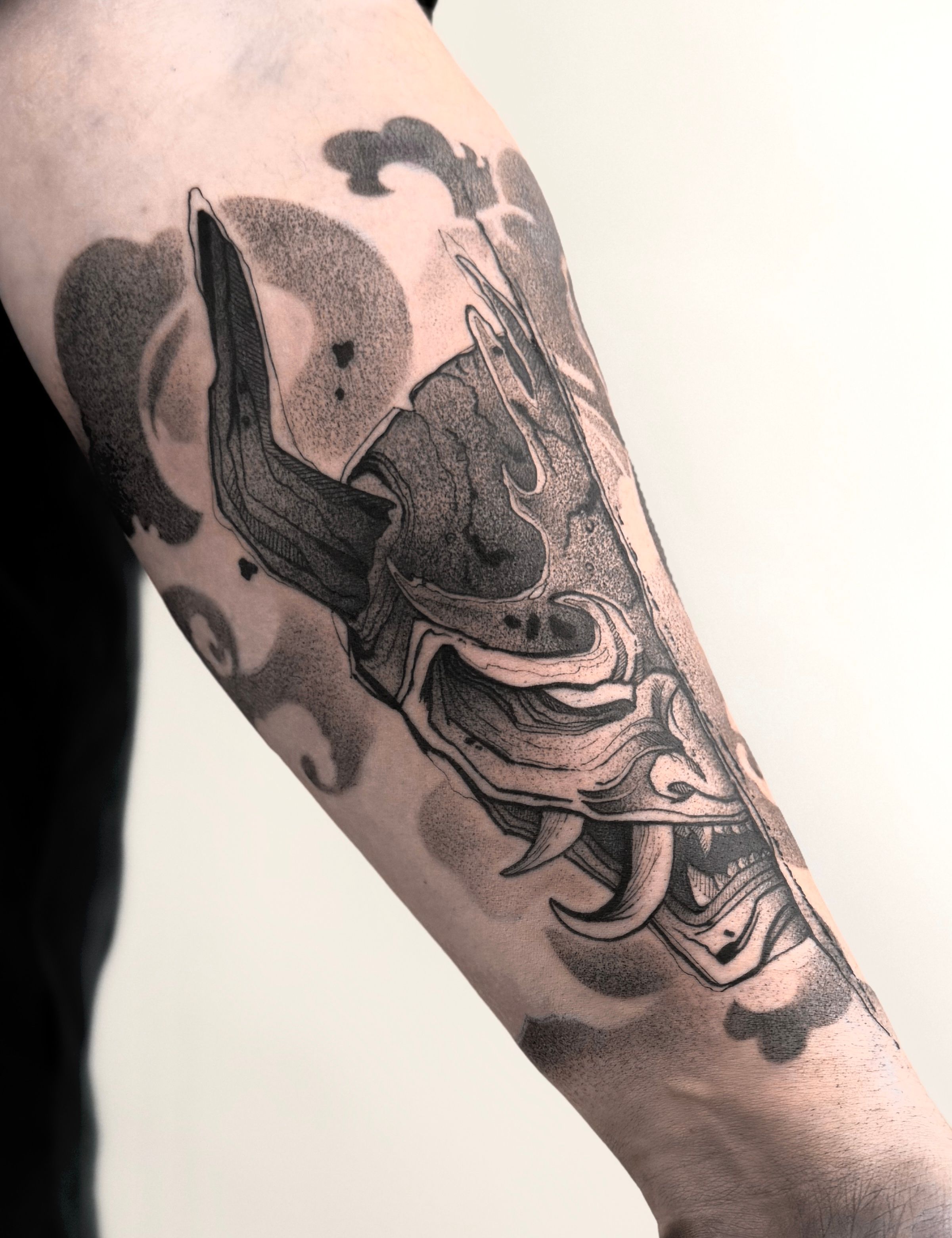 Hannya im Blackwork Style auf Unterarm von Rattunde Art in 29699
