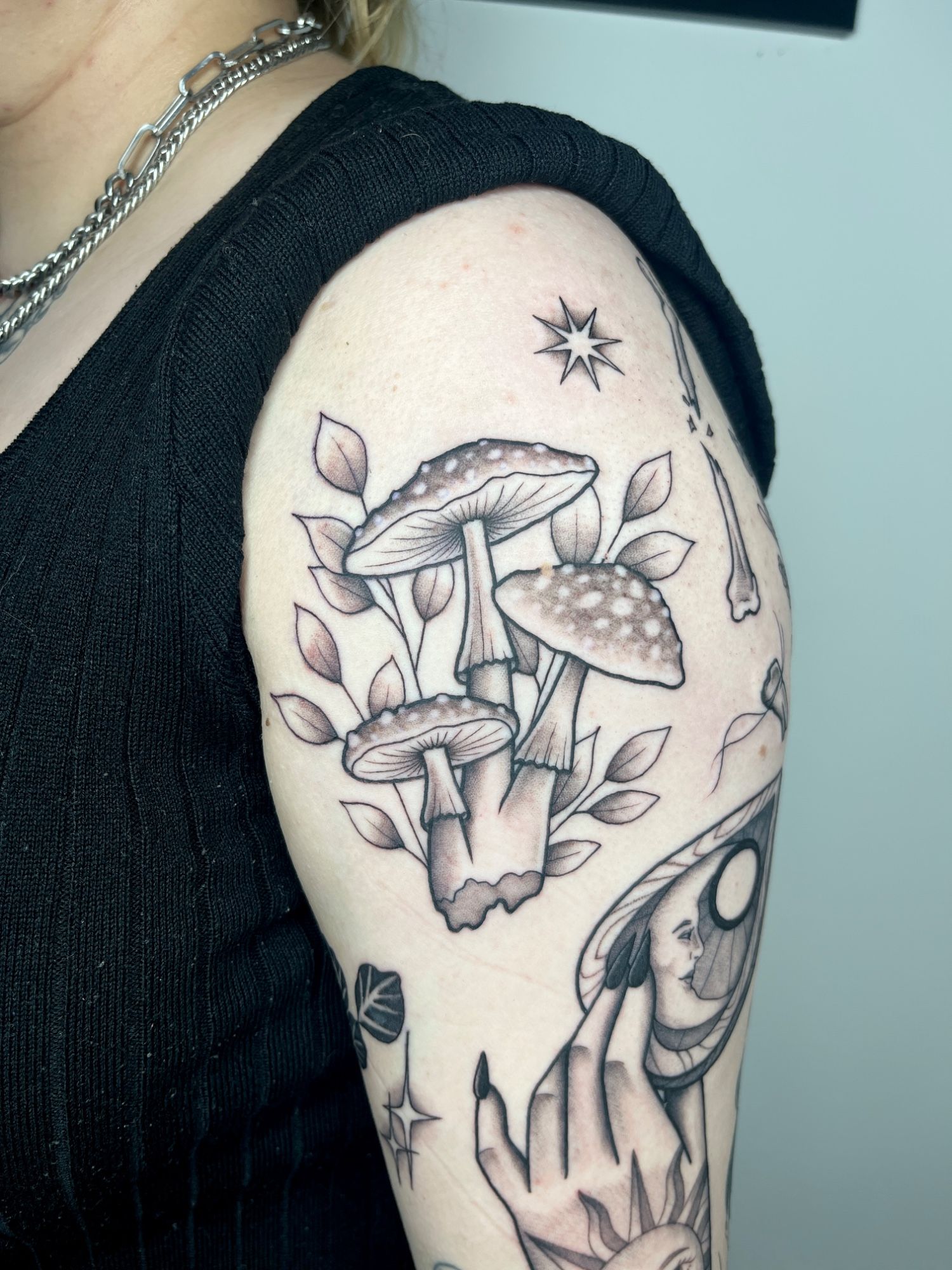 Pilze Witchy im Black & Gray Style auf Oberarm von susigrck in Leipzig