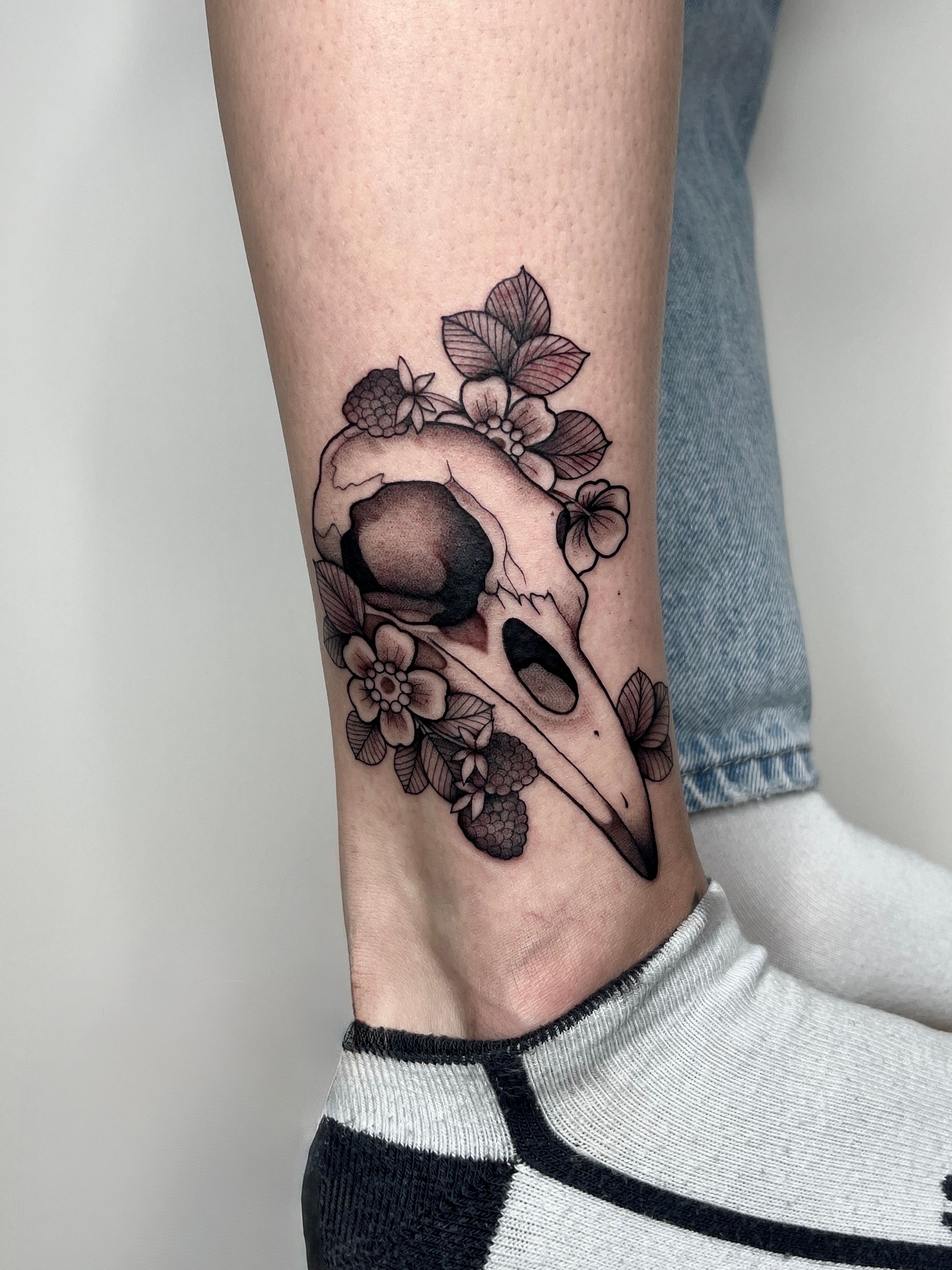 Schädel Rabe Blumen Beeren im Black & Gray Style auf Knöchel von susigrck in Leipzig