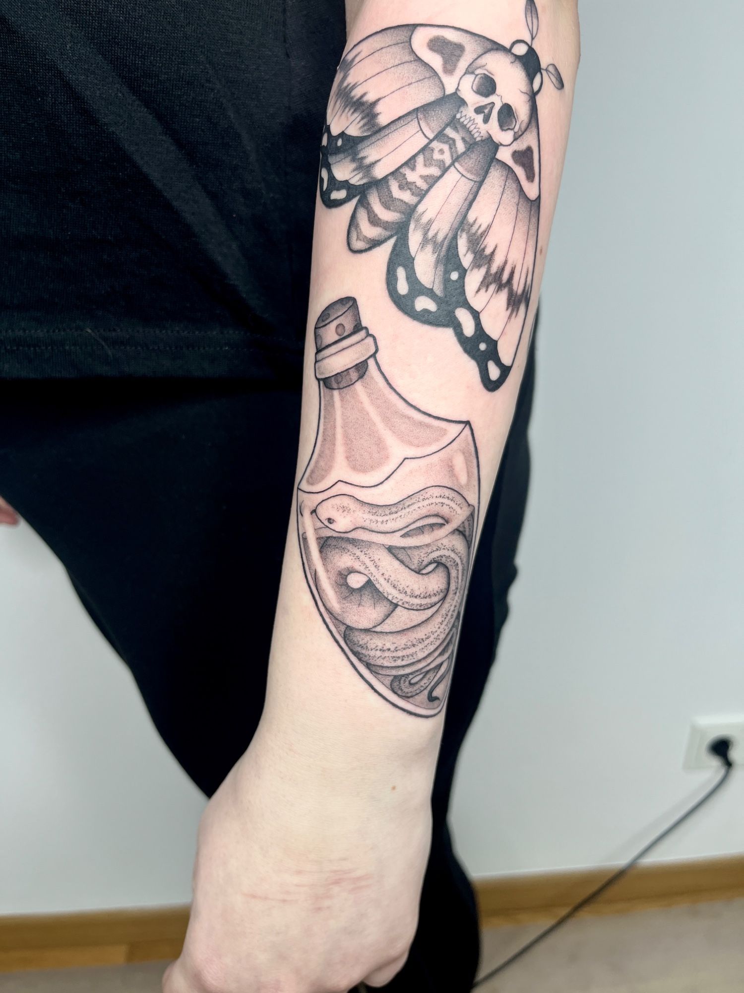 Schlange Witchy Flasche im Black & Gray Style auf Unterarm von susigrck in Leipzig