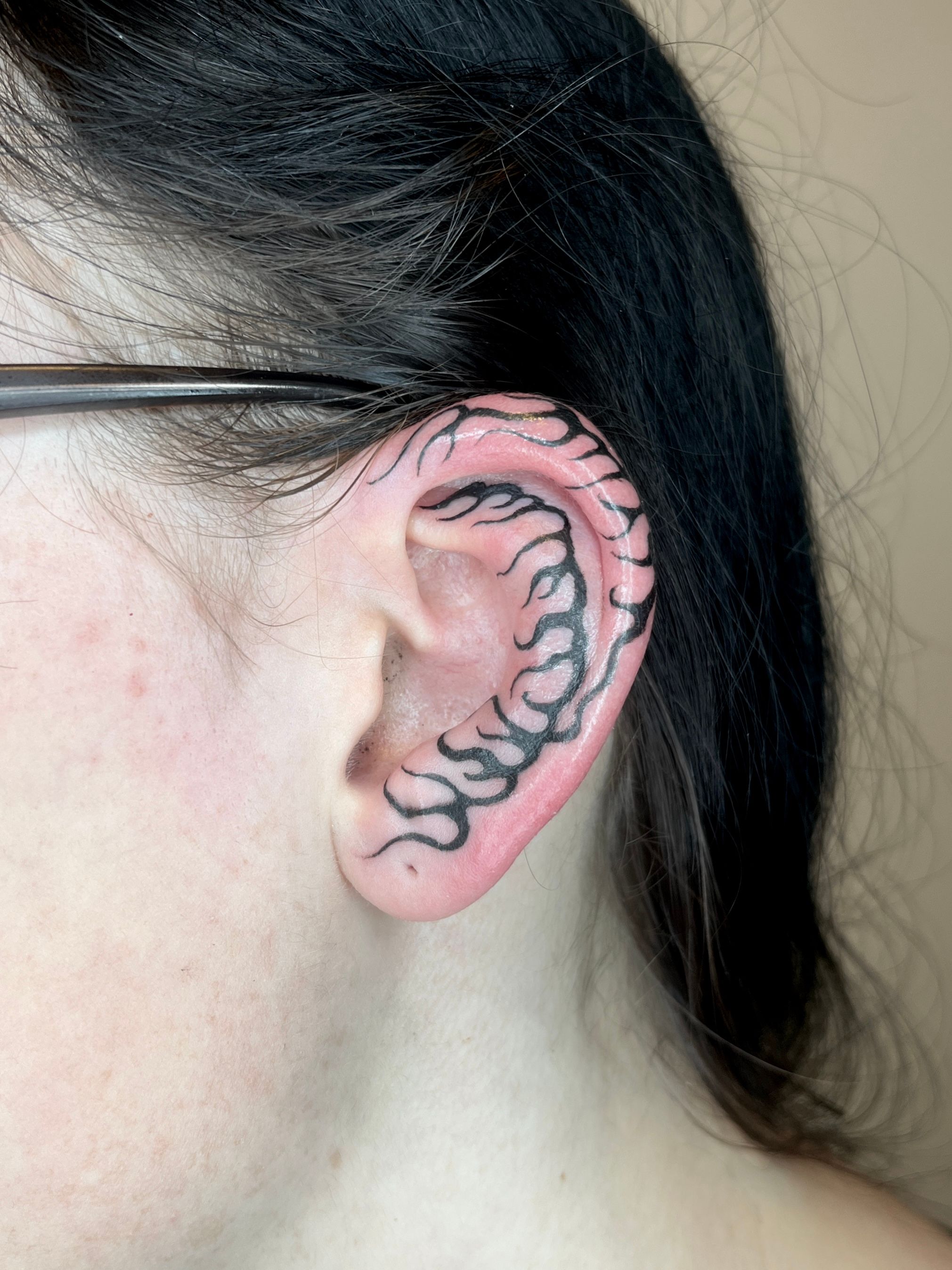 Ohr Flammen im Fineline Style auf Kopf / Gesicht von susigrck in Leipzig