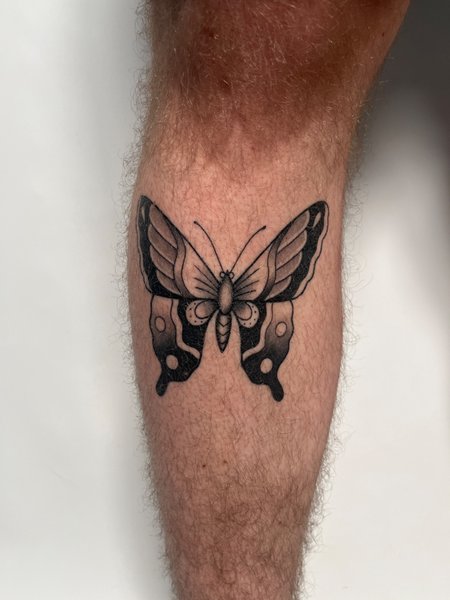 Schmetterling in Oldschool, Traditional style on Shin by Off Studio Leipzig