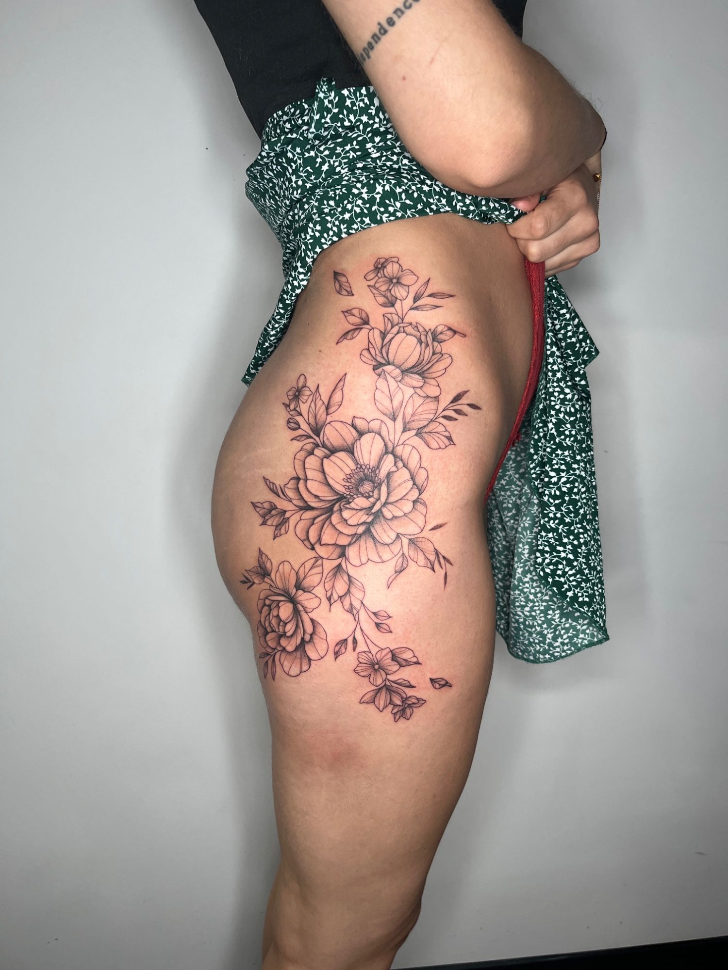 Blumen Pfingsrosen Hüfte im Fineline Style auf / Taille von susigrck in Leipzig