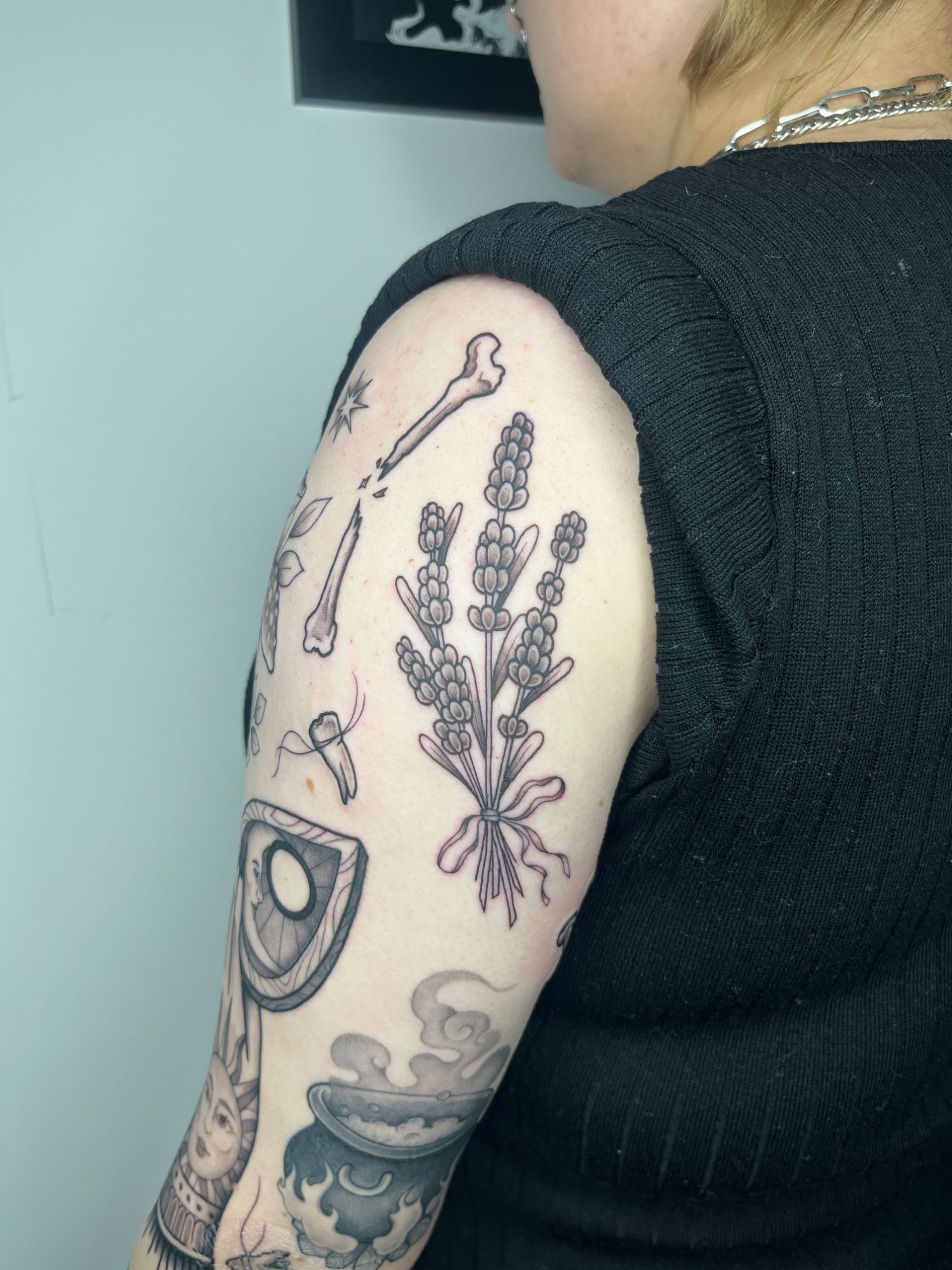 Lavendel im Fineline Style auf Oberarm von susigrck in Leipzig