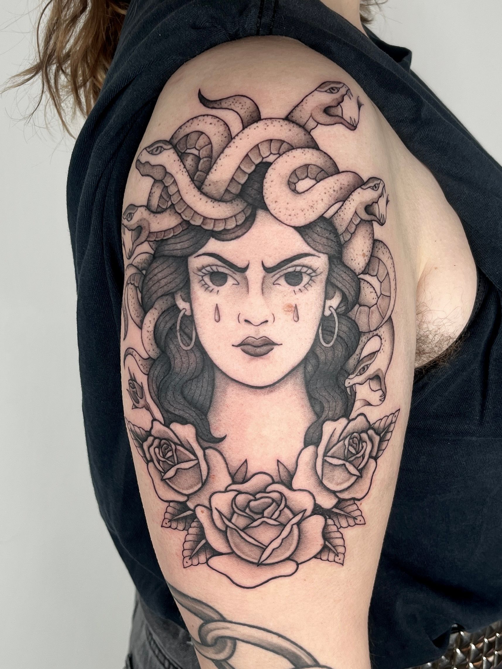 Medusa Schlange Blume im Fineline Style auf Oberarm von susigrck in Leipzig