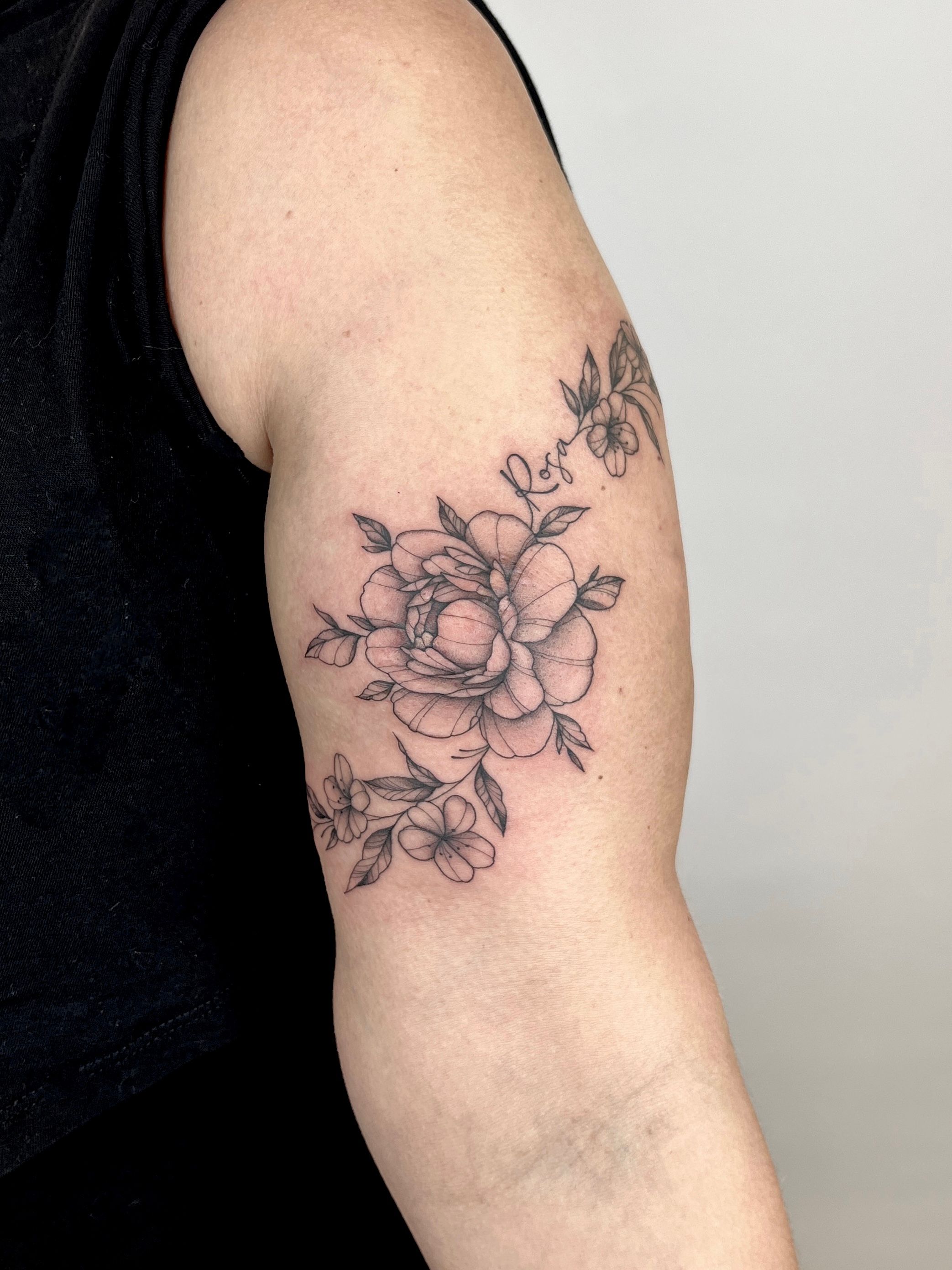 Narben Cover Up Blumen im Fineline Style auf Oberarm von susigrck in Leipzig